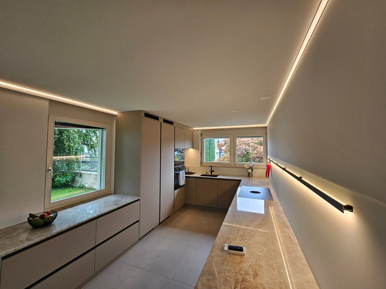 Küche mit durchgehendem LED-Profil an der Wand