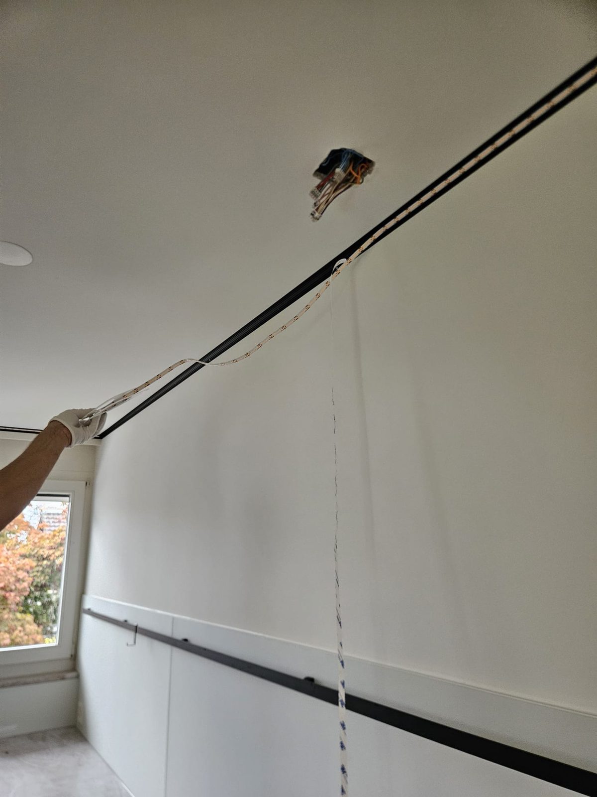 Montage eines LED-Profils an der Decke eines Zimmers